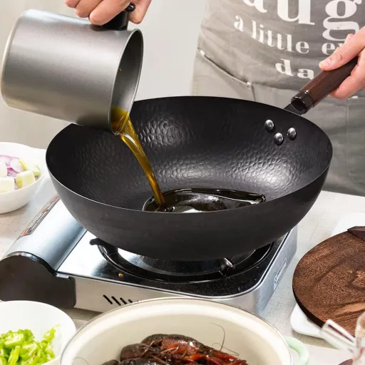 Wok pánev s kuchyňskými doplňky