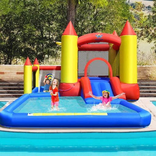 Hrad ve tvaru nafukovacího vodního parku