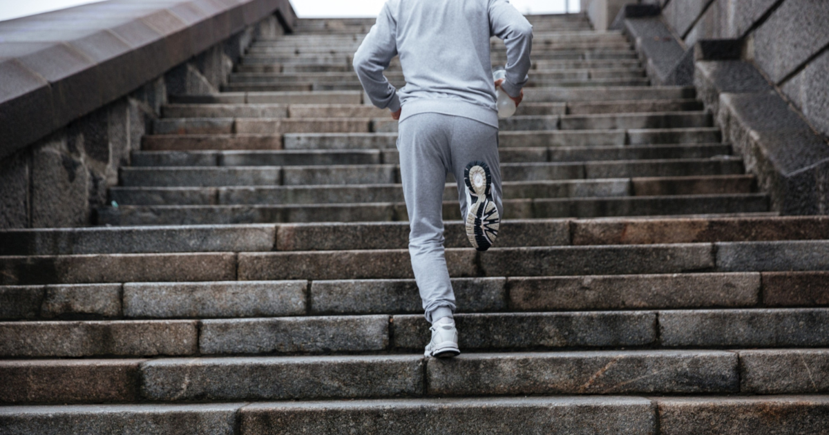 Buďte fit krok za krokem: blahodárné účinky chůze po schodech