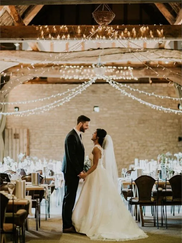 Světelný řetěz zavěšený na terase