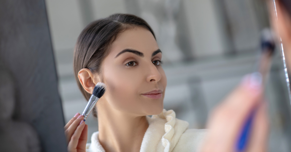 Výhody a nevýhody nanášení make-upu doma