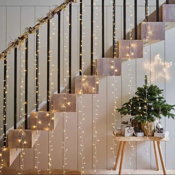 LED řetězová světla na vánočním stromku